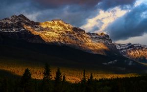 Превью обои горы, вершины, скала, лучи, лес