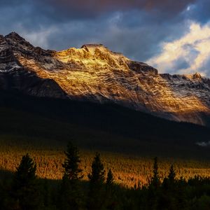 Превью обои горы, вершины, скала, лучи, лес