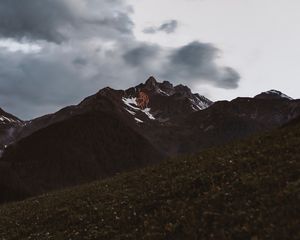 Превью обои горы, вершины, скалы, склон, заснеженный