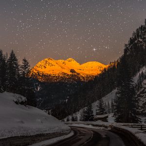 Превью обои горы, вершины, снег, звездное небо, зима