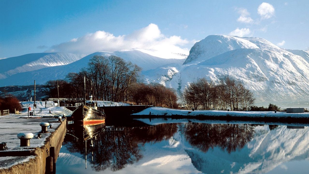 Обои горы, вода, лодка, причал, мост, снег, шотландия