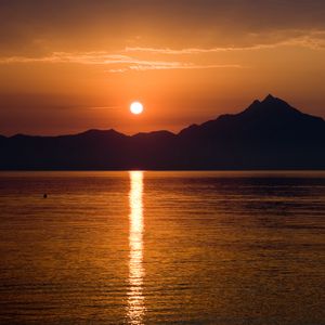 Превью обои горы, вода, солнце, закат, темный