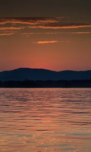 Превью обои горы, вода, волны, блики, закат