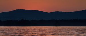 Превью обои горы, вода, волны, блики, закат