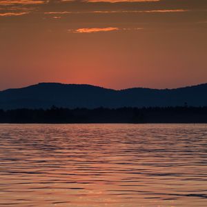 Превью обои горы, вода, волны, блики, закат