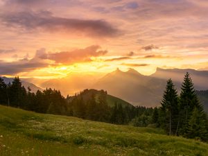 Превью обои горы, закат, лужайка, деревья, пейзаж