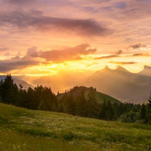 Превью обои горы, закат, лужайка, деревья, пейзаж