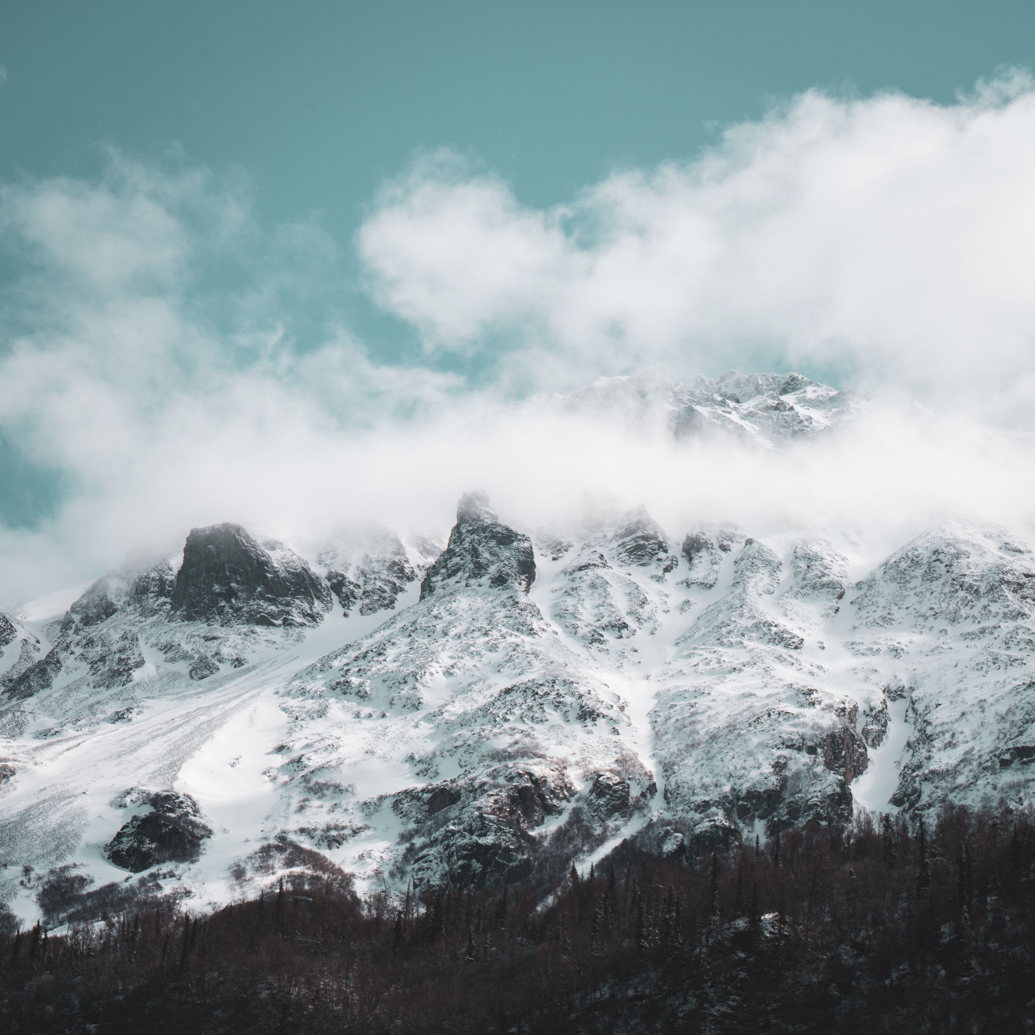 Look at those clouds it snow. Параллакс горы. Горы в облаках. Зима горы обои для айпад. Обои для Айпада зимние.