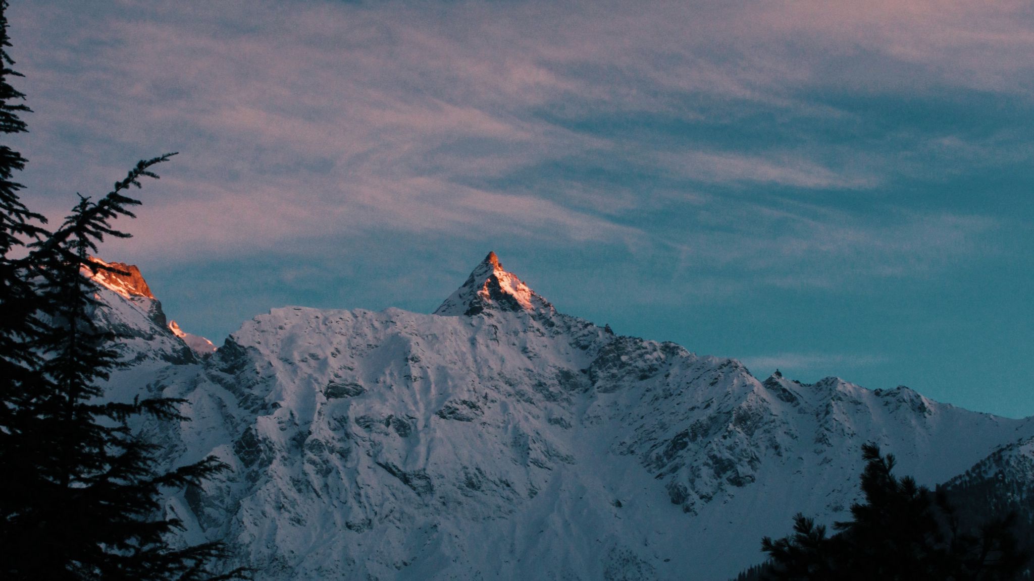 Ооо темные вершины. Горы темный вершины. Mountains Peak 4k. Темные вершины гор изрытые морщинами. Горы черный обои.