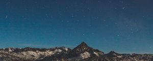 Превью обои горы, звездное небо, ночь, звезды, вершина, заснеженный