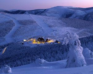 Превью обои гостиница, горнолыжный курорт, снег, свет