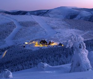 Превью обои гостиница, горнолыжный курорт, снег, свет