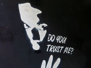 Превью обои граффити, арт, чб, вопрос, доверие
