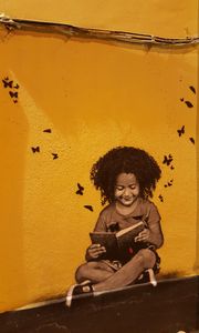 Превью обои граффити, ребенок, чтение, книга, стрит арт