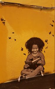 Превью обои граффити, ребенок, чтение, книга, стрит арт