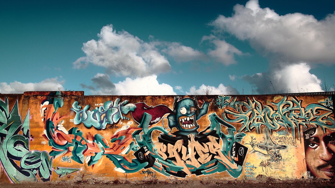 Обои граффити, стена, город, красочный, облака, небо