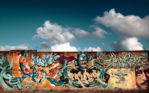 Превью обои граффити, стена, город, красочный, облака, небо