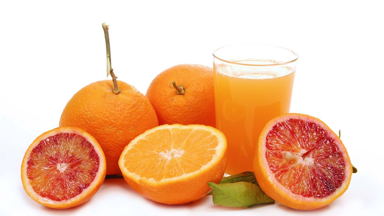 Обои грейпфрут, апельсин, сок, стакан, белый фон