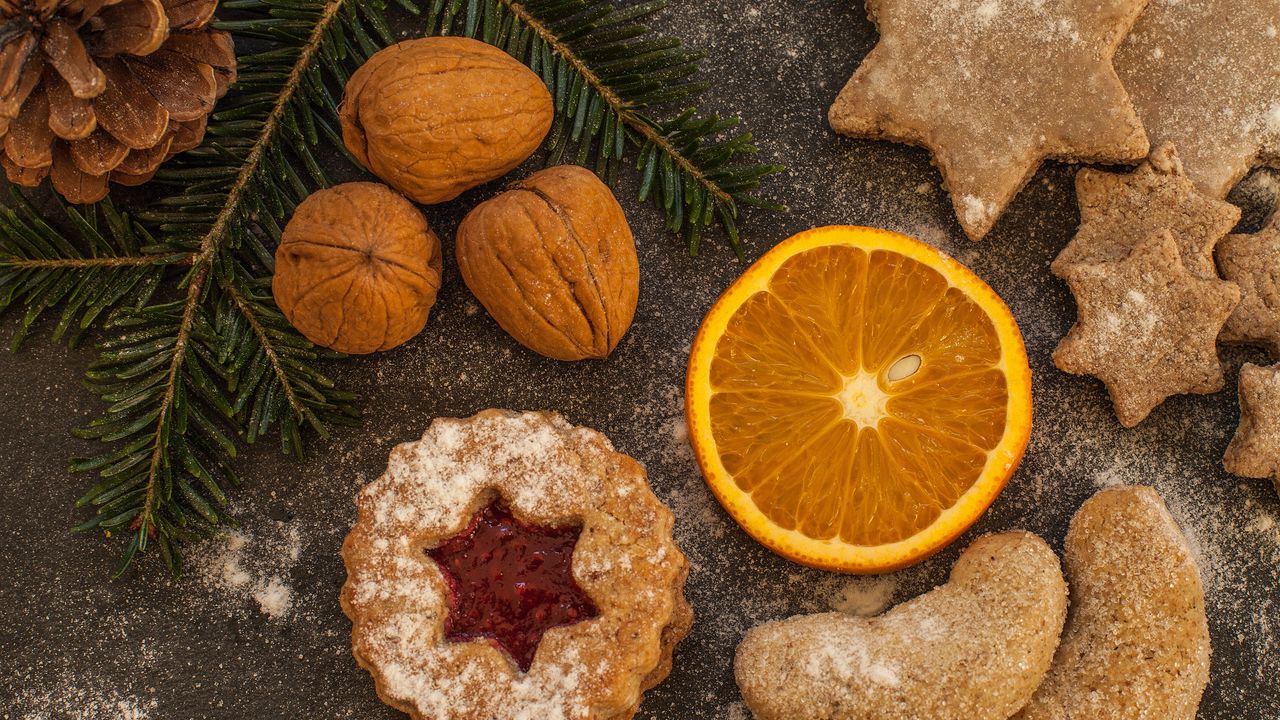 Обои грецкие орехи, сосновые шишки, рождество, печенье, апельсины