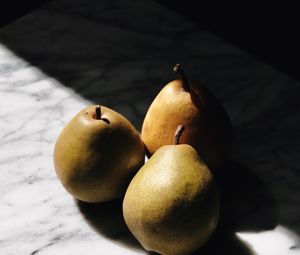 Превью обои груши, фрукты, спелый, тень