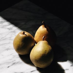Превью обои груши, фрукты, спелый, тень