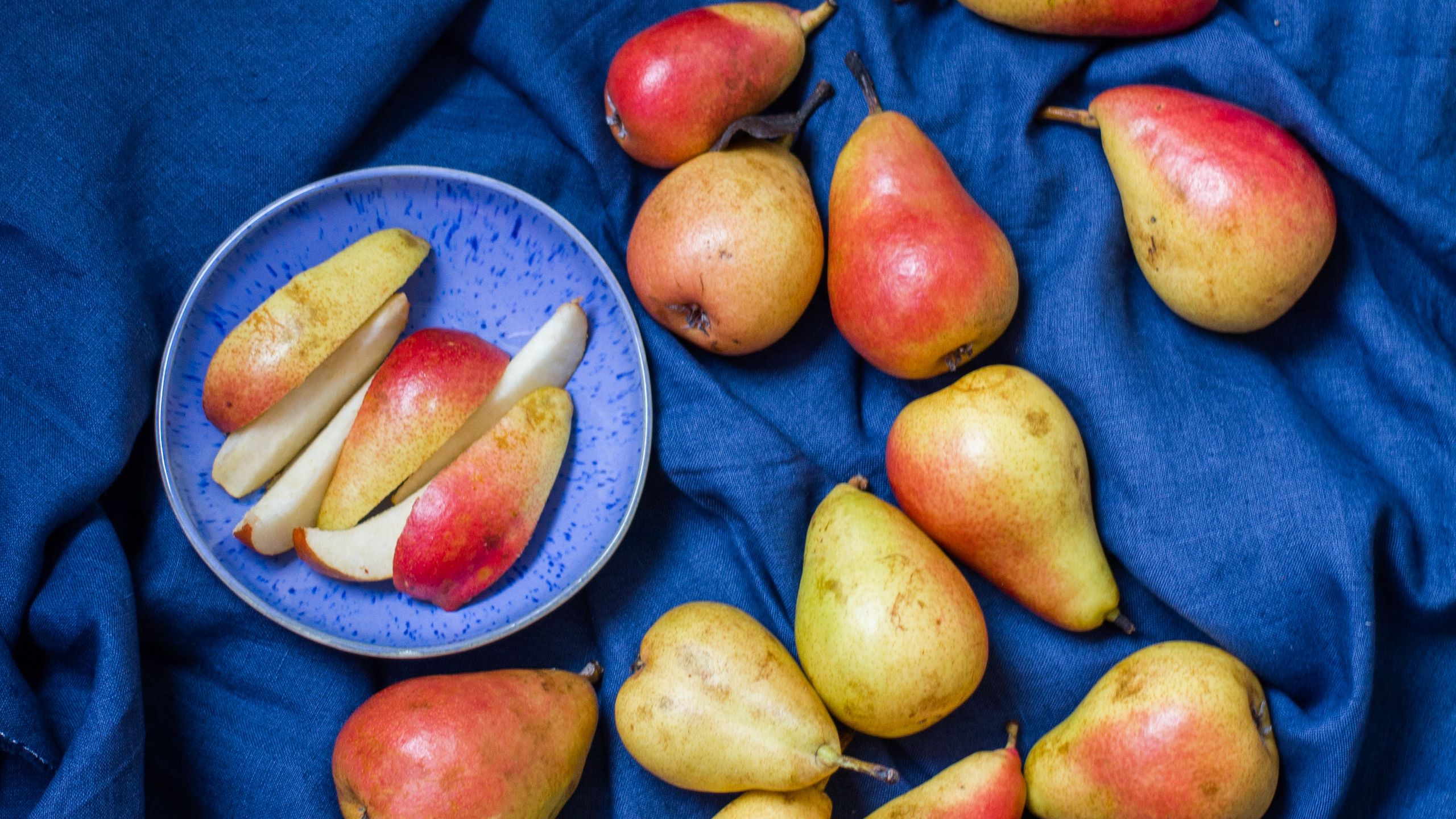 Сон яблоки груши. Груша фрукт. Apple груша. Фрукты из ткани. Груша фрукт с коричневой.