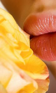 Превью обои губы, цветок, желтый, розовый, нежность