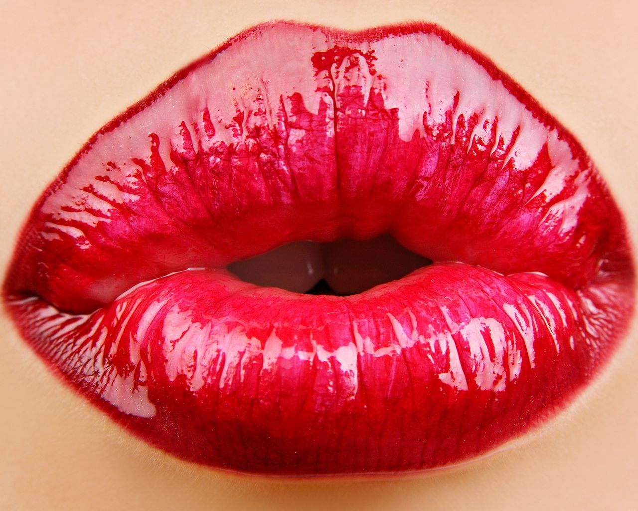 1280x1024 Обои губы, девушка, помада, поцелуй