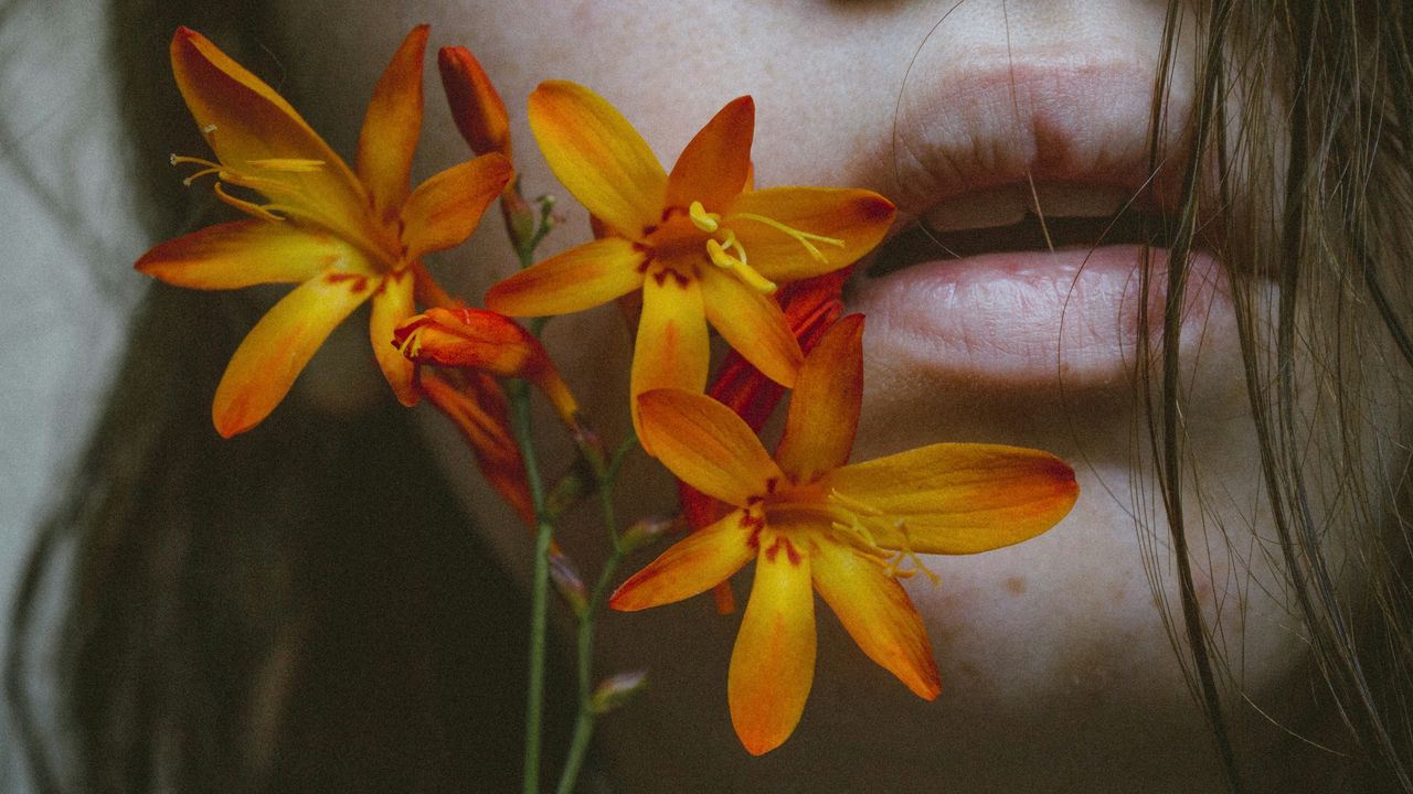 Обои губы, цветок, таинство, нежность