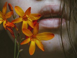 Превью обои губы, цветок, таинство, нежность