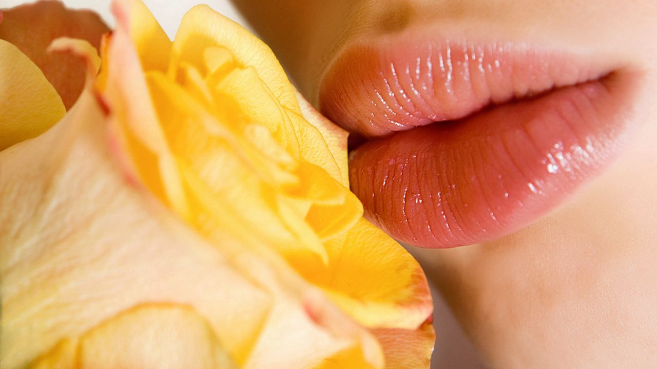 Обои губы, цветок, желтый, розовый, нежность