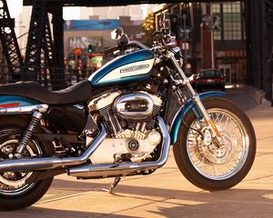 Превью обои harley davidson, город, дорога, мотоцикл