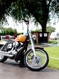 Превью обои harley davidson, мотоцикл, байк, желтый, хром