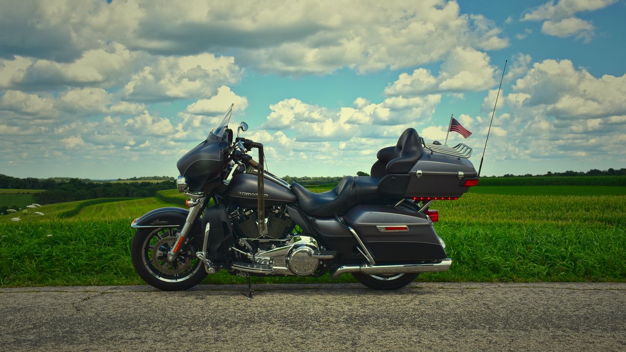 Обои harley-davidson, байк, мотоцикл, путешествие, дорога, облака