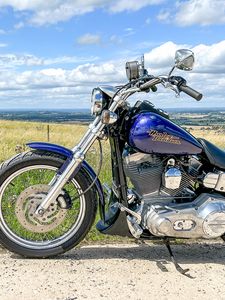 Превью обои harley-davidson, мотоцикл, байк, синий, поле, небо