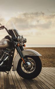Превью обои harley-davidson, мотоцикл, байк, вид сбоку, берег, горизонт