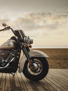 Превью обои harley-davidson, мотоцикл, байк, вид сбоку, берег, горизонт