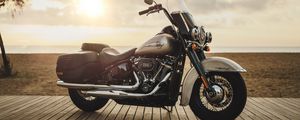 Превью обои harley-davidson, мотоцикл, байк, вид сбоку, берег, горизонт