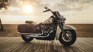 Превью обои harley-davidson, мотоцикл, байк, вид сбоку, берег, горизонт