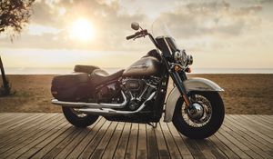 Превью обои harley-davidson, мотоцикл, байк, вид сбоку, берег, горизонт