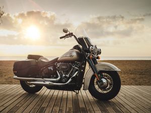 Превью обои harley-davidson, мотоцикл, байк, вид сбоку, берег, горизонт