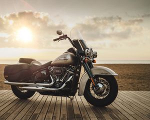 Превью обои harley-davidson, мотоцикл, байк, вид сбоку, берег, горизонт