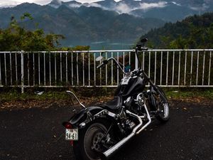Превью обои harley-davidson, мотоцикл, байк, черный, стоянка, горы