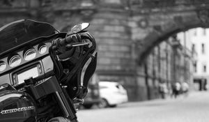 Превью обои harley-davidson, мотоцикл, байк, черный, дорога, черно-белый