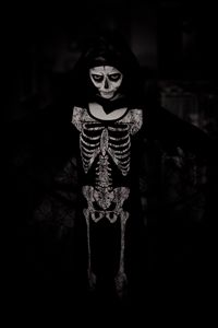 Превью обои хеллоуин, костюм, чб, скелет