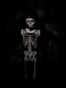 Превью обои хеллоуин, костюм, чб, скелет