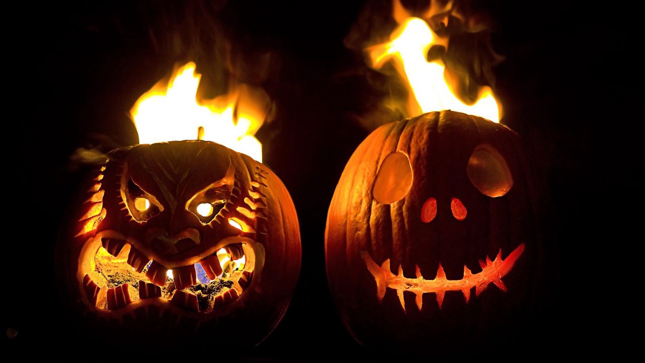 Обои хэллоуин, праздник, тыквы, морды, пара, огонь, черный фон