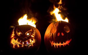 Превью обои хэллоуин, праздник, тыквы, морды, пара, огонь, черный фон