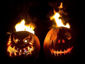 Превью обои хэллоуин, праздник, тыквы, морды, пара, огонь, черный фон
