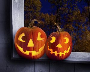 Превью обои хэллоуин, праздник, тыквы, пара, окно, деревья